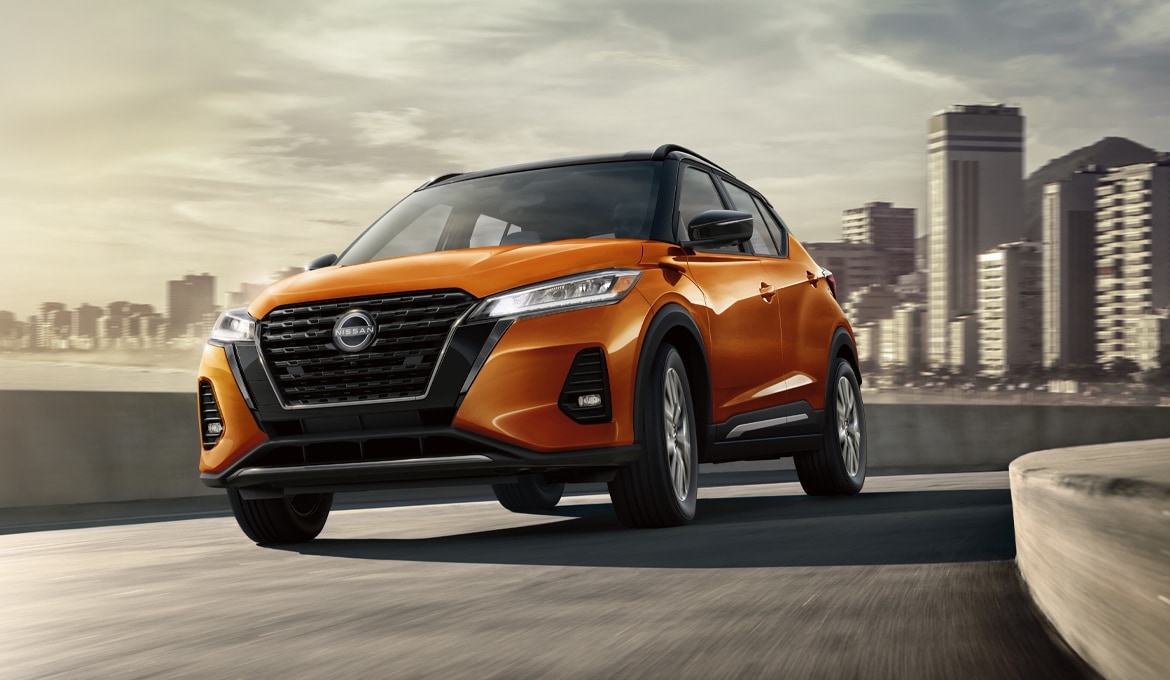 Vue 3/4 avant du Nissan Kicks 2025 sur la route.