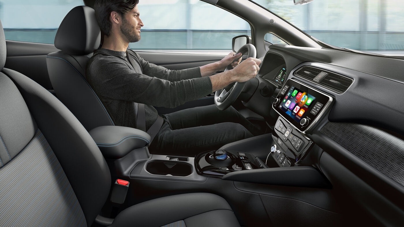 Plaisir au volant d'un homme à bord de la Nissan Leaf 2025.