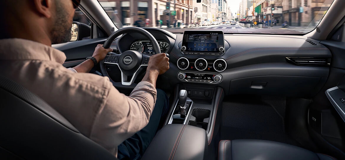 Homme au volant de la Nissan Sentra 2025 avec grand confort de roulement.