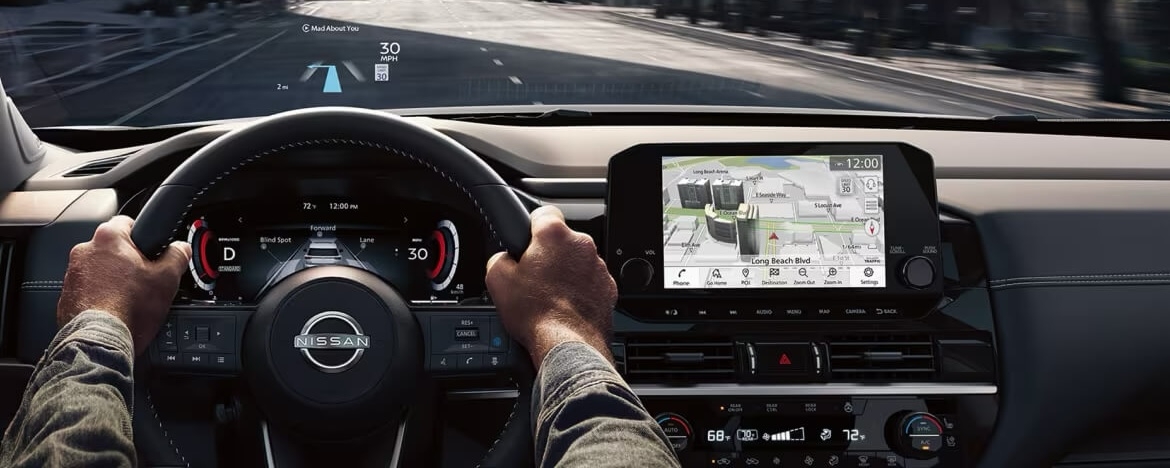 Mains au volant du Nissan Pathfinder 2025.