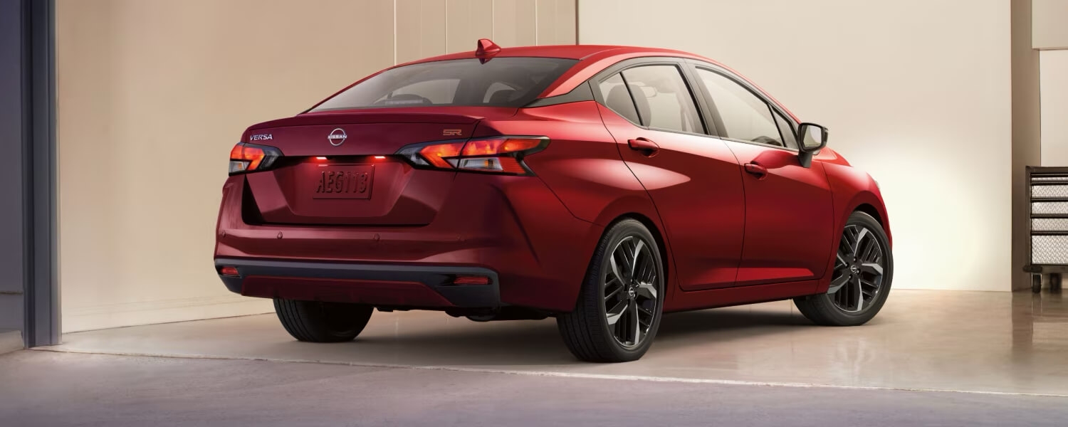 Vue 3/4 arrière de la Nissan Versa 2025 stationnée dans un garage.