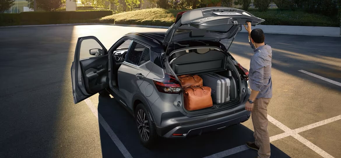 Le coffre chargé du Nissan Kicks 2025.