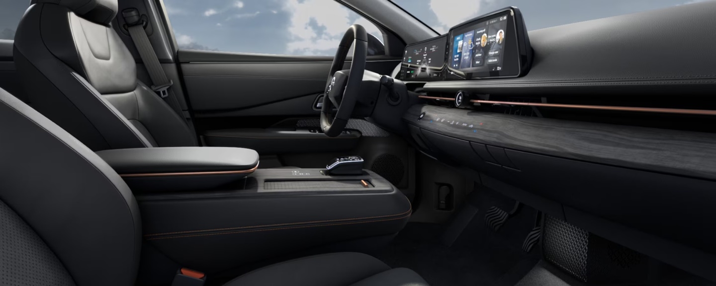 Habitacle avant du Nissan Ariya électrique 2026 incluant les sièges « zéro gravité ».