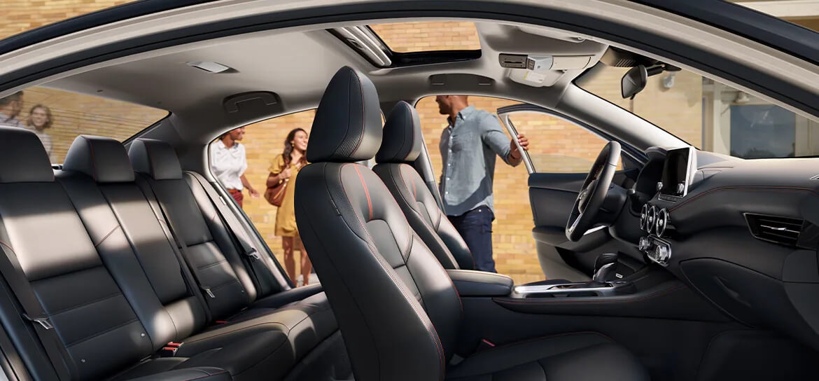 Passagers rentrant à bord de la Nissan Sentra 2025.