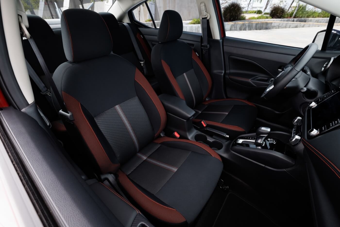 Espace confortable de l'avant de la Nissan Versa 2025.