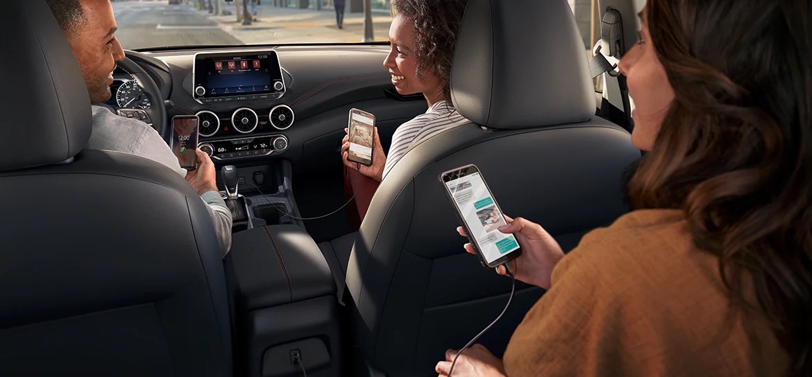 Passagers à bord de la Nissan Sentra 2025, utilisant les applications de les fonctionnalités intelligentes.