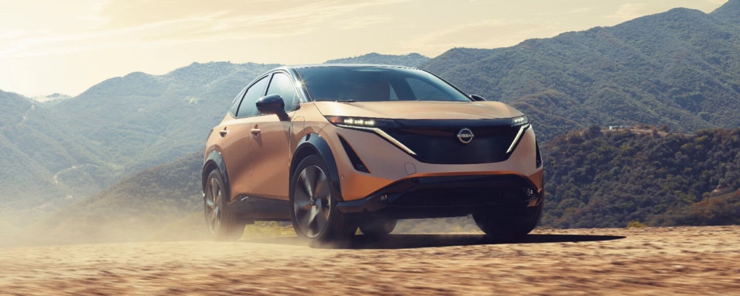 Vue 3/4 avant du Nissan Ariya électrique 2026 à l'aventure.
