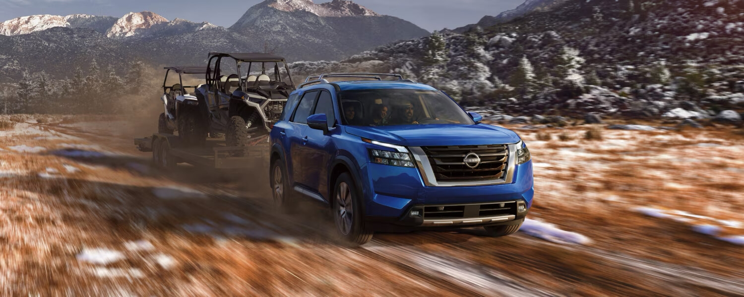 Capacité de remorquage de 6 000 lb du Nissan Pathfinder 2025 remorquant un VTT.