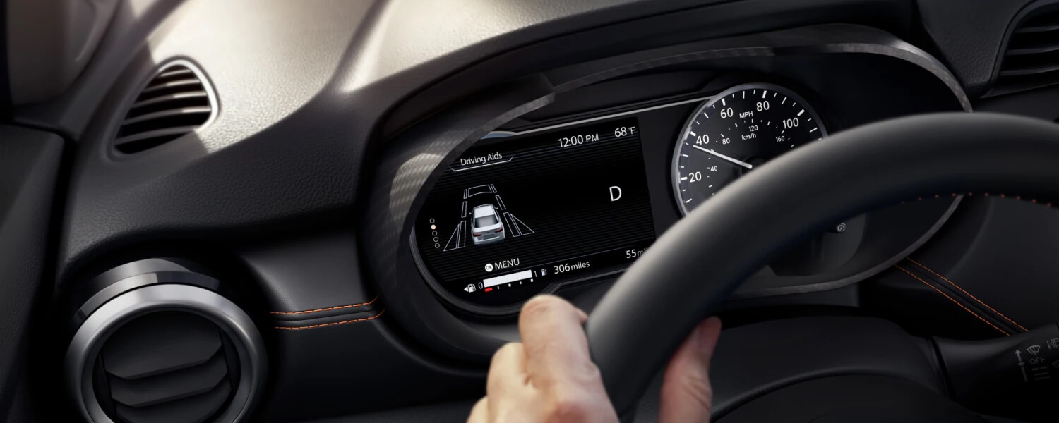 Fonctionnalités d’aide à la conduite au volant de la Nissan Versa 2025.