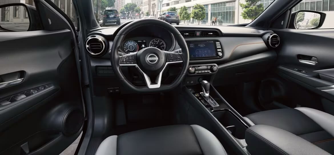 Au volant du Nissan Kicks 2025 incluant les fonctionnalités d’aide à la conduite avancées.