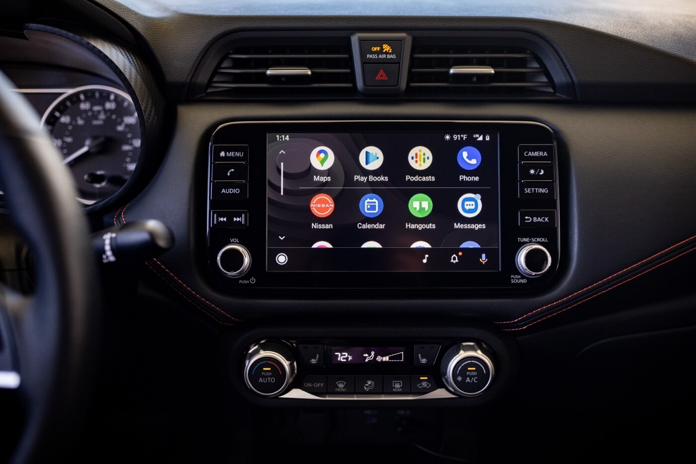 Apple CarPlay sur l'écran tactile de la Nissan Versa 2025.