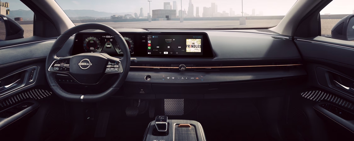 Habitacle avant du Nissan Ariya électrique 2026 incluant le tableau de bord.